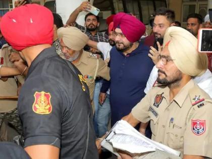 Congress leader Navjot Singh Sidhu refuses to eat dal-roti in jail, brought to patiala hospital for medical checkup | कारागृहातील डाळ-पोळी खाण्यास नवज्योत सिंग सिद्धूंचा नकार, न्यावं लागलं रुग्णालयात