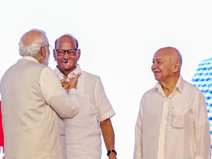 Sharad Pawar patted Narendra Modi's back A colorful discussion at the award ceremony | शरद पवारांनी थोपटली नरेंद्र मोदींची पाठ अन्...; पुरस्कार वितरण सोहळ्यात रंगली चर्चा  