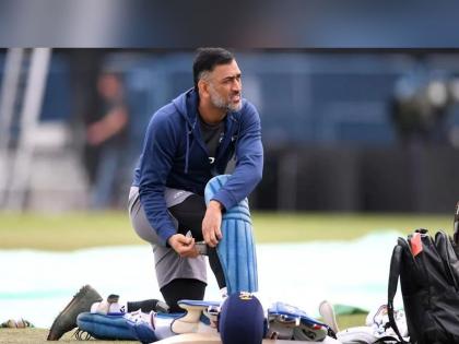 Pain in Dhoni's knees; taking Treatment for Rs 40 | धोनीच्या गुडघ्यांमध्ये वेदना; ४० रुपयांमध्ये घेतोय उपचार