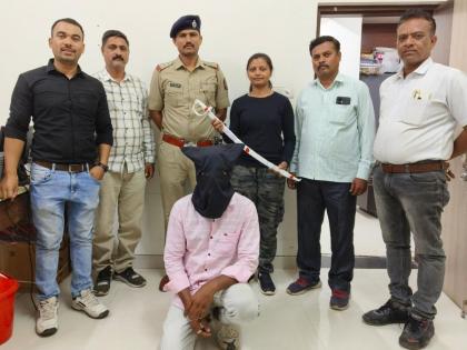 Arrested for carrying a sword in Nilgiri Bagh area | निलगीरी बाग भागात तलवार घेऊन फिरणाऱ्याला अटक