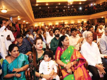 celebration in Thane as soon as he took oath; Family attend the swearing-in ceremony | शपथ घेताच ठाण्यात जल्लोष; शपथविधी सोहळ्याला कुटुंबीय हजर