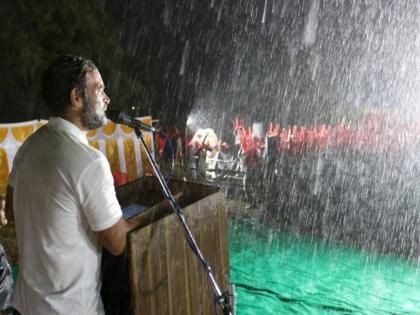 Congress leader MP Rahul Gandhi held a rally amidst heavy rainfall at apmc ground mysore city | भरपावसात जाहीर सभेत बोलताना दिसले राहुल गांधी; म्हणाले, 'हमें कोई नहीं रोक सकता', पाहा VIDEO