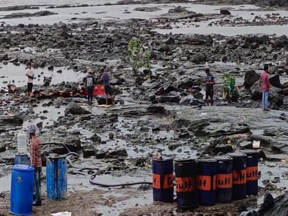 Oil spill from ONGC project in Uran blackened the coast | उरणच्या ओएनजीसी प्रकल्पाच्या तेल गळतीमुळे किनारा काळवंडला  