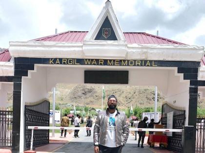 Vinayak Gaye of Solapur undertook a 6600 km motorcycle journey to pay tribute to the brave soldiers | वीर जवानांना श्रद्धांजली वाहण्यासाठी सोलापूरच्या विनायक गायेनं केला ६६०० किलोमीटर मोटारसायकल प्रवास 