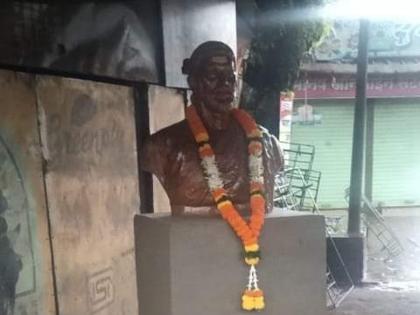 A new statue of chhatrapati Shivaji Maharaj by the roadside in Kankavali one night | कणकवलीत एका रात्रीत रस्त्यालगत शिवरायांचा नवीन पुतळा; जुना पुतळाही कायम