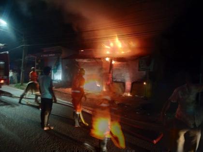 Fire to two shops on the road leading to Ganeshpuri, loss of 50 lakhs | गणेशपुरीला जाणाऱ्या रस्त्यावरील दोन दुकानांना आग, ५० लाखांचे नुकसान 