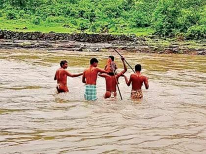 Adivasis risk their lives to cross the river for lack of a bridge; The source of the problems is Mukundpada in Mokhadya in Palghar | पुलाअभावी जीव धोक्यात घालून आदिवासींची नदीतून ये-जा; समस्यांचा पाढा म्हणजेच पालघरमधील मोखाड्यातील मुकुंदपाडा