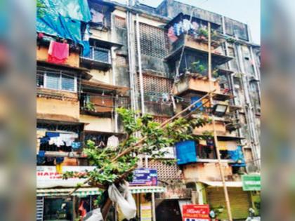 Old building issue How many days to hold life in hand | किती दिवस जीव मुठीत घेऊन राहायचे?