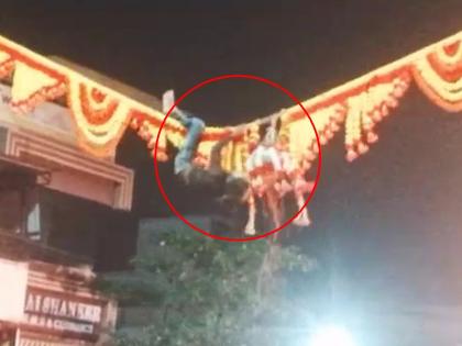 Ulhasnagar instead of Govinda, drunkard broke dahi handi, Hillline police arrested | थरारक VIDEO! गोविंदांऐवजी नशेखोर तरुणानं डोक्यानं फोडली ८० फूट उंचावरील दहीहंडी, पोलिसांनी केली अटक