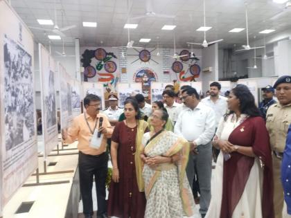 Partition picture exhibition at Ulhasnagar Municipal Hall, inaugurated by freedom fighter Baburao Jere wife | उल्हासनगर महापालिका सभागृहात फाळणीचे चित्र प्रदर्शन, स्वातंत्र्य सेनानी बाबुराव जेरे यांच्या फत्नीच्या हस्ते उद्घाटन