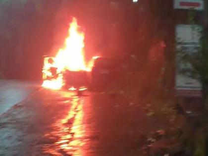 Expensive car catches fire in Ambernath; Fortunately, the couple survived | अंबरनाथमध्ये महागड्या कारने घेतला पेट; सुदैवाने जोडपं बचावलं