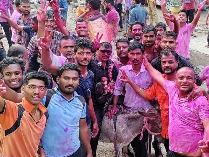 The tradition of riding a son-in-law on a donkey in Vadangali at Nashik | जावयाची गाढवावरून वाजतगाजत धिंड; अशी आहे 'या' गावची परंपरा