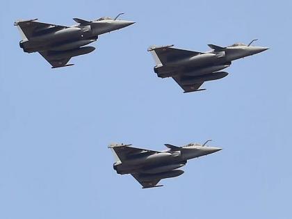 LAC China holds major aerial exercise close to eastern ladakh india keeping close watch Rafale Deployed | LAC वर पुन्हा हालचाल वाढली! लडाखमध्ये चिनी हवाईदलाचा युद्ध सराव; भारतानंही तैनात केले राफेल