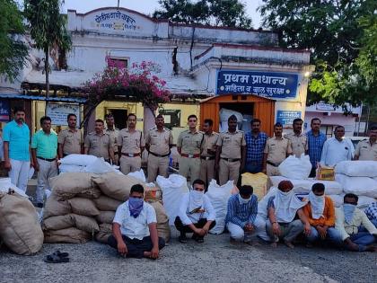 Raid on gutkha at Chakur, Hali-Hundarguli in latur district | चाकूर, हाळी-हंडरगुळी येथील गुटख्यावर धाड, दहा लाखांचा मुद्देमाल जप्त; रात्री उशिरापर्यंत सुरू होती करवाई