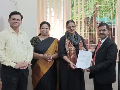 Dr. Vilas Nandavadekar join as registrar in SNDT Women's University | एसएनडीटी महिला विद्यापीठाच्या कुलसचिवपदी डॉ. विलास नांदवडेकर रुजू 