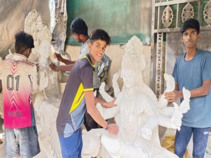 Final touch on Adishakti Durgamata idol in the district | जिल्ह्यात आदिशक्ती दुर्गामाता मुर्तीवर अखेरचा हात