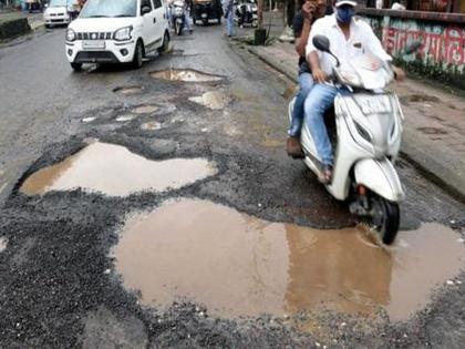 At Netaji Chowk in Ulhasnagar, cargo tempo reverses, potholes are filled with large stones, accident is likely | उल्हासनगरातील नेताजी चौकात मालवाहू टेम्पो उलटला, रस्त्यातील खड्डे भरतात मोठ्या दगडाने, अपघाताची शक्यता