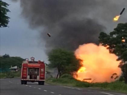 A gas tanker overturned on the Manmad-Malegaon road, after the blast, the tanks in the car exploded like rockets | VIDEO: मनमाड-मालेगाव रस्त्यावर सिलिंडरने भरलेला मालवाहू ट्रक उलटला, ब्लास्टनंतर टाक्या रॉकेटसारख्या उडाल्या