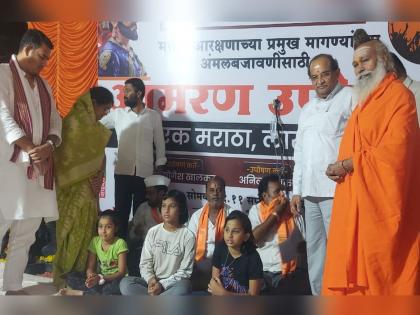 With the mediation of Guardian Minister Vikhe, the hunger strike at Kopargaon was called off | पालकमंत्री विखे यांच्या मध्यस्थीने कोपरगाव येथील उपोषण मागे