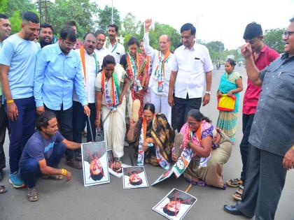 In Jalgaon, NCP protest against Kirit Somaiya | जळगावात राष्ट्रवादीकडून किरीट सोमय्या यांच्या प्रतिमेला जोडे मारो आंदोलन