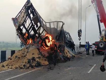 Truck caught fire in Solapur, wheat ash The vehicle had to be lifted by a crane | सोलापुरात ट्रक पेटला, गव्हाची राख! क्रेनद्वारे उचलावे लागले वाहन 