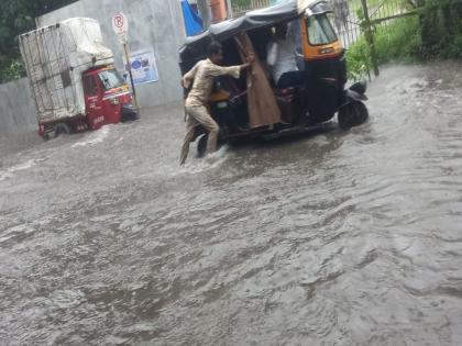 Trees fell due to storm in brahmanpada, Diwali materials soaked in Rain | ब्राम्हणपाड्यात वादळी पावसाने झाडे कोसळली, दिवाळीचे साहित्य भिजले