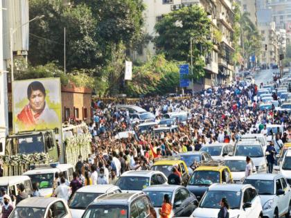 Breach Candy to Shivaji Park, Via Prabhukunj; Huge crowd of fans to pay their last respects to the Latadidi | ब्रीच कॅण्डी ते शिवाजी पार्क, व्हाया प्रभुकुंज; गानसम्राज्ञीचे अखेरचे दर्शन व्हावे यासाठी चाहत्यांची प्रचंड गर्दी