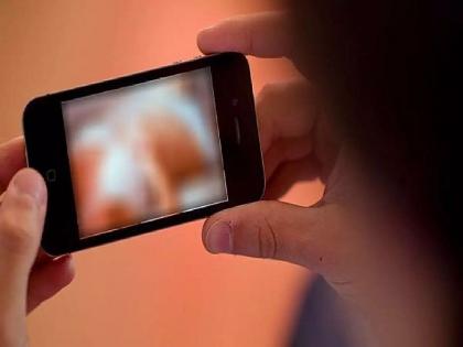 Uttar Pradesh Husband used to force to watch porn movie then wife agreed on condition of mobile ban in bedroom | पॉर्न फिल्म्स पाहण्यासाठी पती टाकायचा दबाव; वाद वाढला, पत्नीनं उचललं असं पाऊल अन्...