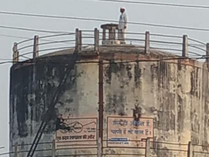 Video: Sholay style agitation on a water tank at Andhalgaon in Bhandara on Republic Day | Video : आंधळगाव येथे प्रजासत्ताक दिनी पाण्याच्या टाकीवर चढून शोले स्टाईल आंदोलन, असं आहे कारण