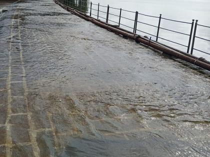 Heavy rains in Mumbai area; Vihar Lake overflows | मुंबई परिसरात जोरदार पाऊस; ‘विहार तलाव’ भरून वाहू लागला...