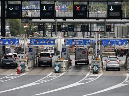 Driver charged huge fine for using toll roads in new South Wales at Australia | टोल रोडवरून वारंवार जाणं पडलं महाग, खात्यातून दणक्यात उडाले 43 लाख रुपये अन् मग...