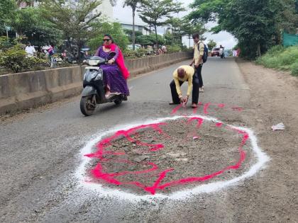 Rangoli drawn in a pit in Satara; A unique movement of a police friend | साताऱ्यातील खड्ड्यात काढली रांगोळी; पोलिस मित्राचे अनोखे आंदोलन