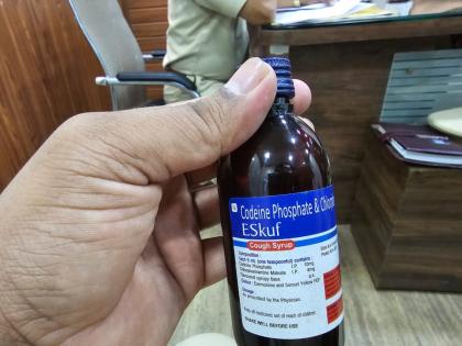 Two arrested for selling cough syrup bottles for intoxication in Kalyan | कल्याणमध्ये नशेसाठी कफ सिरपच्या बाटल्या विकणाऱ्या दोन जणांना अटक