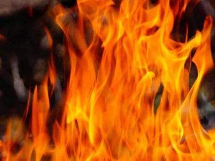 fire erupted at five places due to firecrackers in Nashik; Due to the vigilance of the fire brigade, disaster was averted | नाशिकमध्ये फटाक्यांमुळे पाच ठिकाणी उडाला 'भडका'; अग्निशमन दलाच्या सतर्कतेमुळे अनर्थ टळला