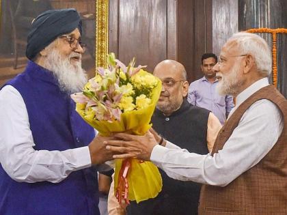 Narendra modi speaks to akali dal leader parkash singh badal on phone | कृषी कायद्यांना विरोध करणाऱ्या प्रकाश सिंग बादलांना पंतप्रधान मोदींचा फोन, असं आहे कारण...