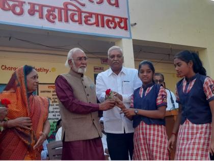 Grandparents Day Grandchildren enjoy with grandparents Children know the importance of parents | आजी-आजोबा दिन : आजी-आजोबांसोबत नातवंडं रमली; मुलांना आई-बाबांचे महत्व कळले!