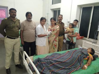 A woman in labor was taken to the hospital by stopping the express when there was no stop She gave birth to a Godas girl | थांबा नसताना एक्सप्रेस थांबवून प्रसुतीवेदना होणाऱ्या महिलेला रुग्णालयात पोहोचवले; तिने गोडस मुलीला दिला जन्म