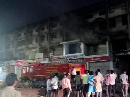 A fire broke out at a shop in Phule Market in Jalgaon around 11 pm at Saturday | जळगावात फुले मार्केटमध्ये रात्री ११ वाजताच्या सुमारास दुकानाला आग