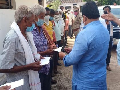 Chandrapur guardian minister Vijay Wadettiwar seen in the role of social worker | कष्टकरी, हात मेहनतीचे काम करणाऱ्यांसाठी वडेट्टीवार सरसावले, समाजसेवकाच्या भूमिकेत दिसले