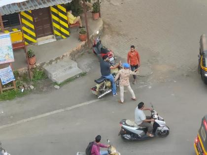 Former Navy officer attacked in front of police post; Assassination captured on camera | पोलिसांचा दरारा आहे की नाही? भर दिवसा गुंडांची दबंगगिरी; नेव्हीच्या माजी अधिकाऱ्यावर पोलीस चौकीसमोरच हल्ला