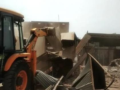 Madhya Pradesh Shivraj government's action khargone violence accused home demolished by bulldozer | शिवराज सरकारची अ‍ॅक्शन; रामनवमीच्या मिरवणुकीवर दगडफेक करणाऱ्या आरोपींच्या घरावर चालला बुलडोझर