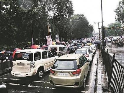 There is no penalty for without masked travel in private vehicles in Mumbai, the decision of the municipality | मुंबईत खासगी वाहनांतील विनामास्क प्रवासावर दंड नाही, पालिकेचा निर्णय