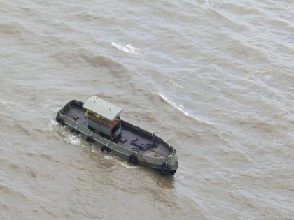 Safe release of sailor after 26 hours; Vasai's 'that' suspected boat was finally identified | २६ तासांनंतर खलाशाची सुखरूप सुटका; वसईच्या 'त्या' संशयित बोटीची अखेर ओळख पटली