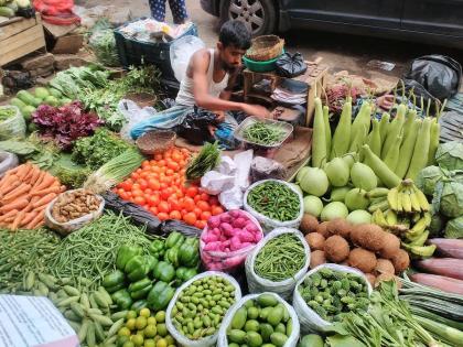 Vegetables became expensive due to Shravana Scissors for customer's pockets Know the wholesale market rate | श्रावणामुळे भाजीपाला महागला! ग्राहकांच्या खिशाला कात्री; जाणून घ्या, होलसेल बाजारातील रेट