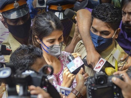 Mumbai police warn to media to not follow rhea chakraborty | रियाचा पाठलाग करू नका, अन्यथा...; मुंबई पोलिसांची सूचना