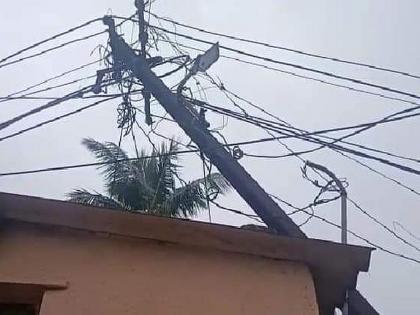 At Ulhasnagar Gandhi Road JCB cut down a tree, a power pole fell on the house | एका दिवसात अवैध बांधकामांवरील कारवाई थंड; गांधीरोड येथे जेसीबीने झाड तोडले, विजेचा खांब पडला घरावर