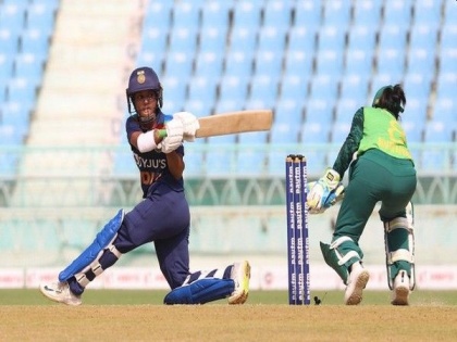 Women's cricket: South Africa's winning lead; Poonam Raut's century in vain, India lost by 7 wickets | महिला क्रिकेट: दक्षिण आफ्रिकेची विजयी आघाडी; पूनम राऊतचे शतक व्यर्थ, भारत ७ विकेट्सने पराभूत