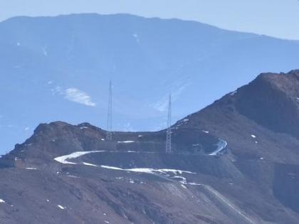 After the bridge, China now erected mobile towers near the border; Local corporator posted the photos on Twitter | पुलानंतर आता सीमेजवळ चीनने उभारले माेबाइल टाॅवर्स; स्थानिक नगरसेवकाने ट्विटरवर टाकली छायाचित्रे