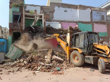 Three shops in Rajendra lodge of Prabhat Chowk are demolished; Action of Encroachment Removal Squad | प्रभात चौकातील ‘ती’ तीन दुकाने भूईसपाट; अतिक्रमण निर्मुलन पथकाची कारवाई