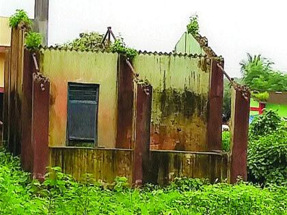 removed the tin because the school building was closed | सुगवे शाळेची इमारत बंद असल्याने पत्रे काढले